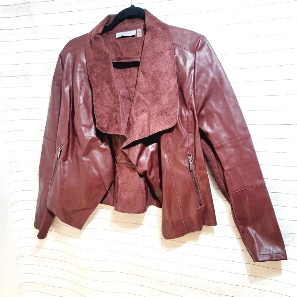 BAGATELLE FRONT OPEN DRAPE FAUX SUEDE JACKET, IN MAROON, SZ MEDIUM